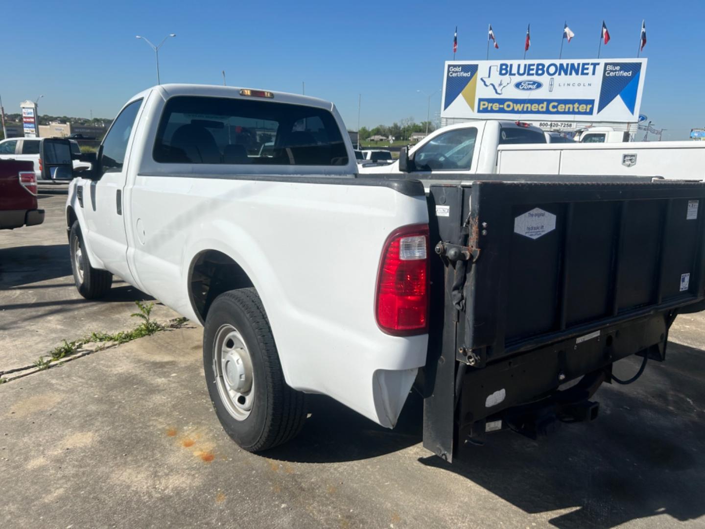 2010 White Ford F-250 SD XL 2WD (1FTNF2A56AE) with an 5.4L V8 SOHC 16V engine, located at 1687 Business 35 S, New Braunfels, TX, 78130, (830) 625-7159, 29.655487, -98.051491 - Photo#6